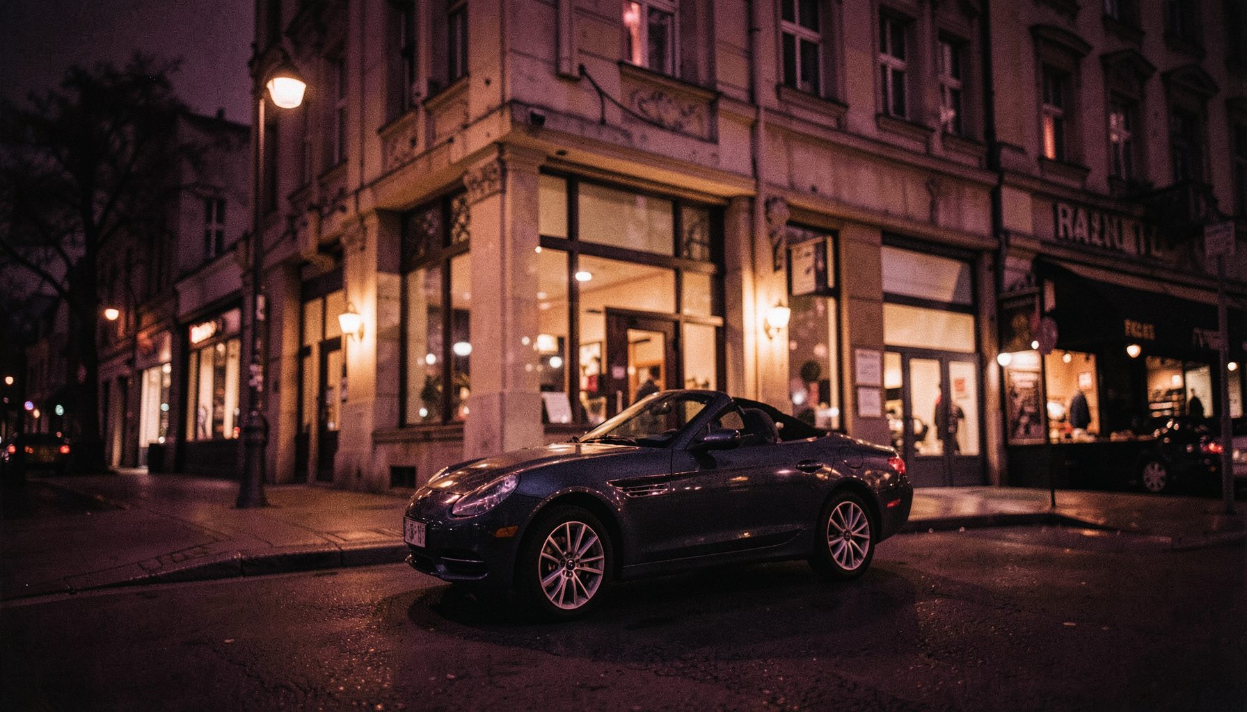 Voiture garée devant un hôtel urbain, éclairage de soirée chaleureux