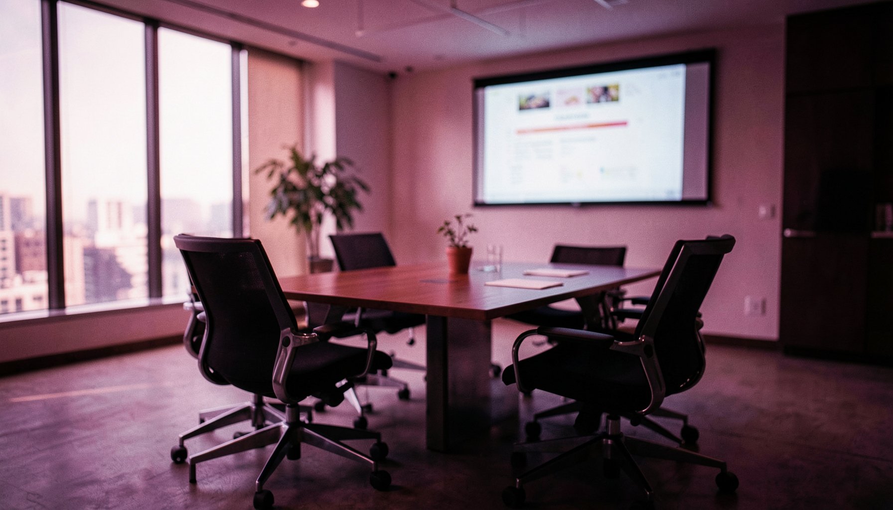 Salle de réunion moderne avec table de conférence, chaises design et écran de présentation